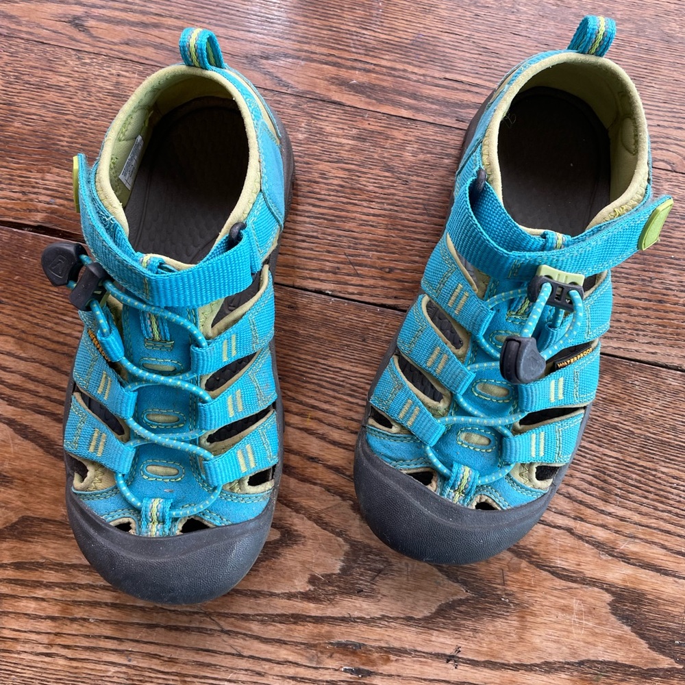 Keen water shoes kids size 2 Teal and lime green